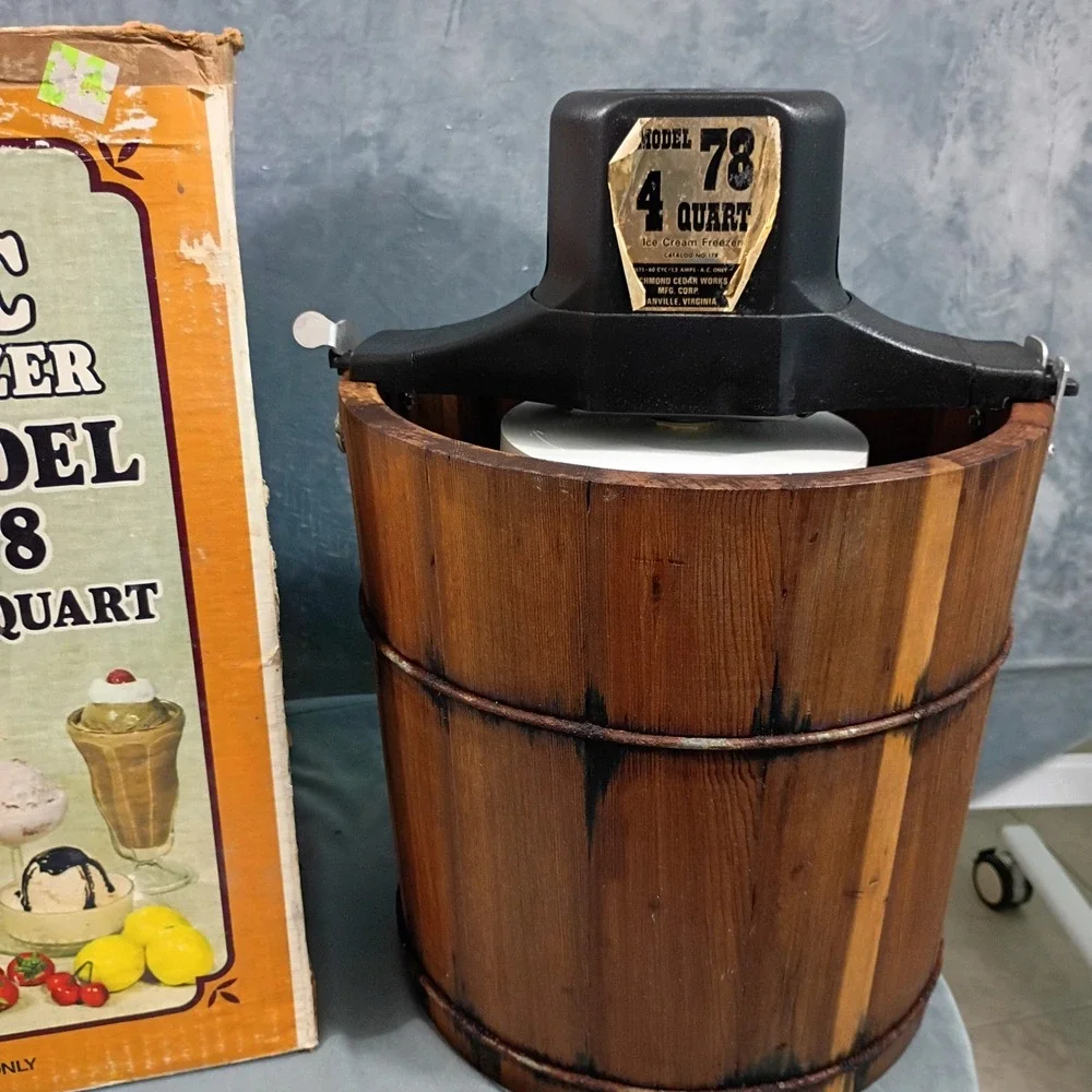RCW Richmond Cedar Works Electric Ice Cream Freezer Model 78 4 Quart Wood Bucket